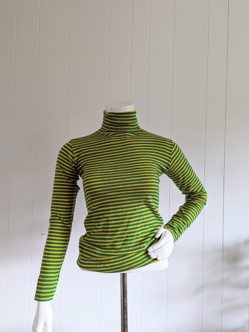 VINTAGE 1970s fitted striped turtle neck